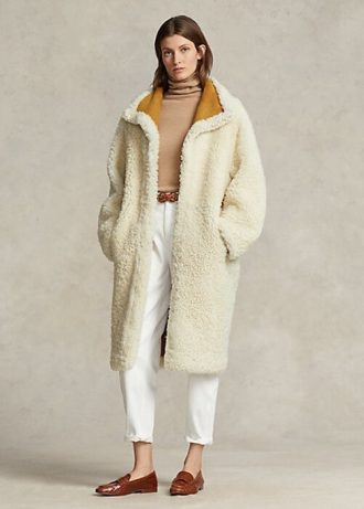 Abrigos de piel de oveja reversibles extragrandes de Ralph Lauren para mujer en color crema