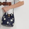 Bolso de mano mediano Andie de lunares Ralph Lauren para mujer, color azul marino/vainilla, refinado Bolso de mano mediano Andie de lunares Ralph Lauren para mujer, color azul marino/vainilla, refinado