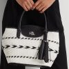 Bolsos tote Perri grandes de piel tejida con motivos geométricos de Ralph Lauren para mujer, en blanco y negro Bolsos tote Perri grandes de piel tejida con motivos geométricos de Ralph Lauren para mujer, en blanco y negro